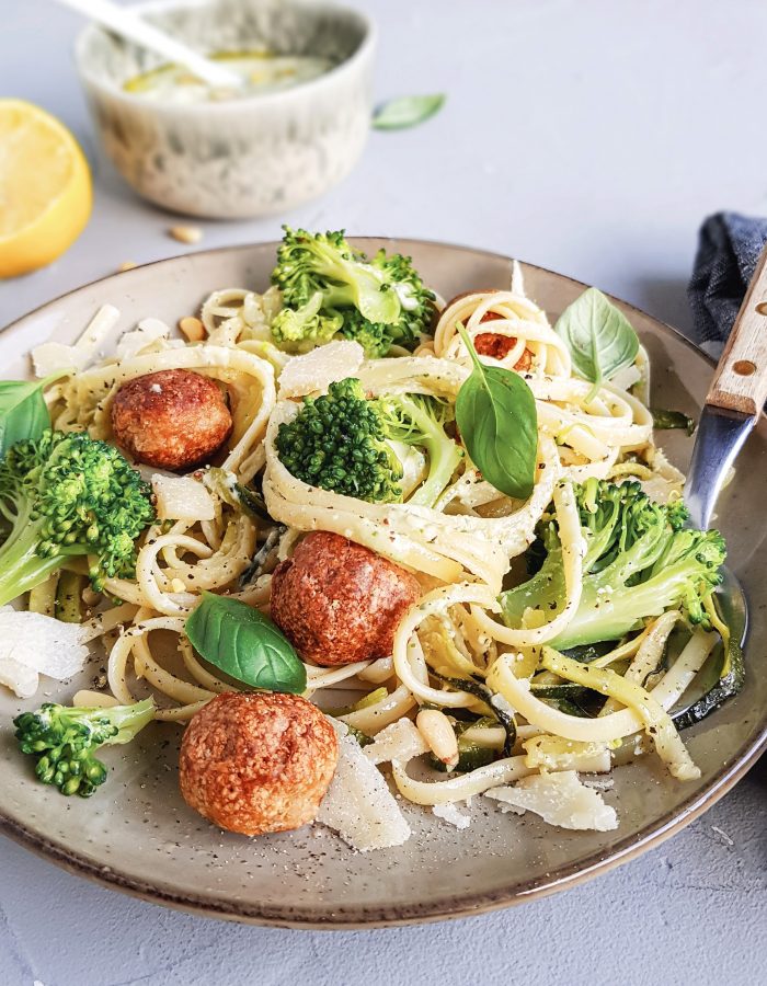 Linguine met courgetti, broccoli, kippengehaktballetjes en pesto crème