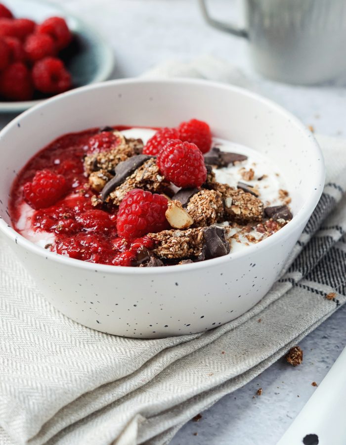 Granola met Griekse yoghurt en aardbeienconfituur – review Naturally Granola
